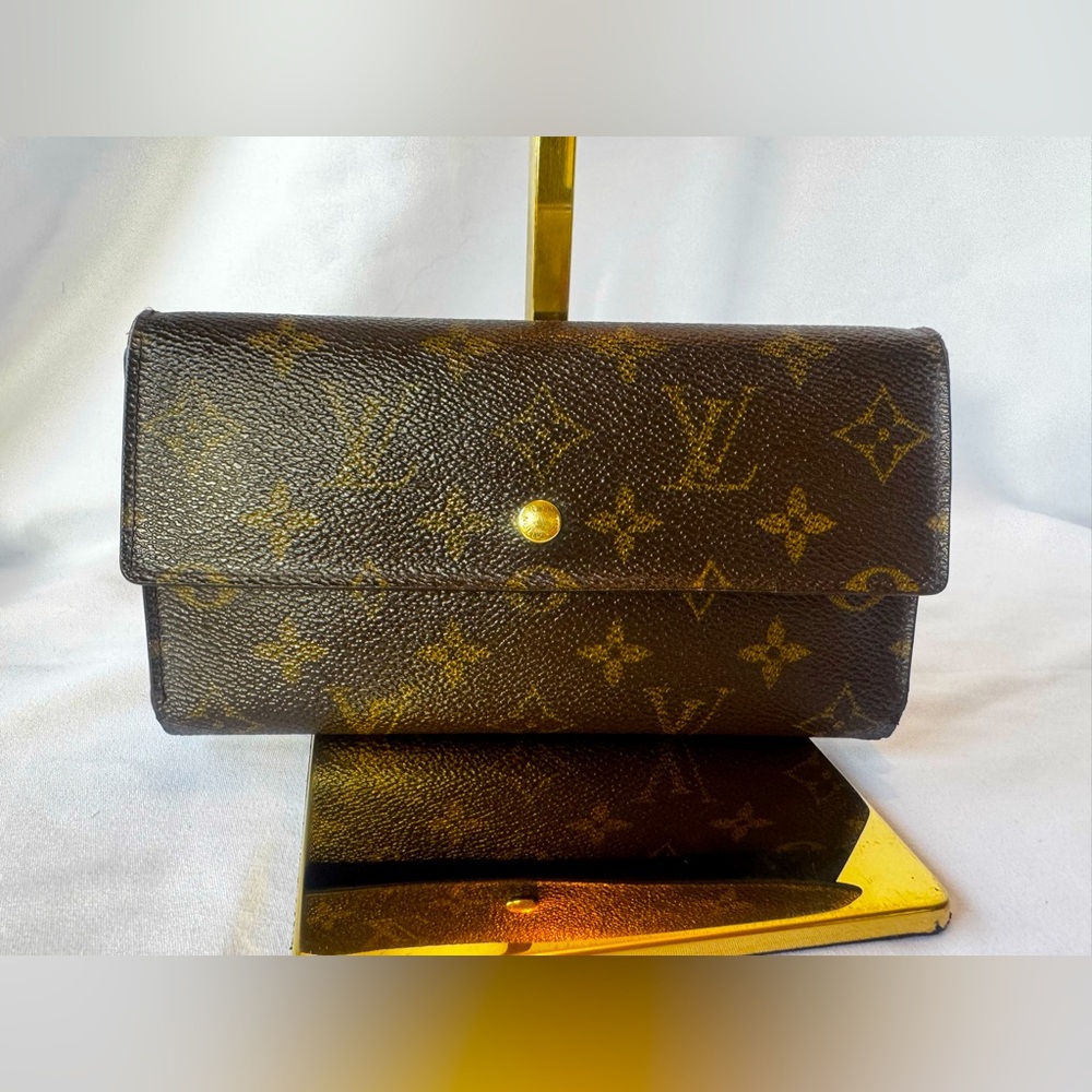 LOUIS VUITTON WALLET - PRISTINE CONDITION **100% AUTHENTIC.